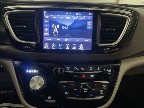 Used 2020 Chrysler Pacifica Touring w/ Advanced Safetytec Group image 7