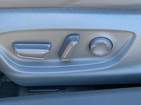 Used 2020 Toyota Camry XLE image 13