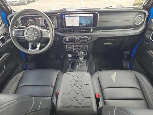 Used 2024 Jeep Wrangler Unlimited Sahara w/ Technology Group AWD/4WD image 9
