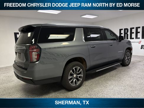 Used 2022 Chevrolet Suburban LT w/ Luxury Package AWD/4WD image 4