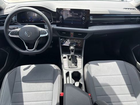 Used 2025 Volkswagen Jetta SE image 21