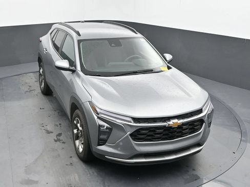 Used 2025 Chevrolet Trax LT FWD image 29