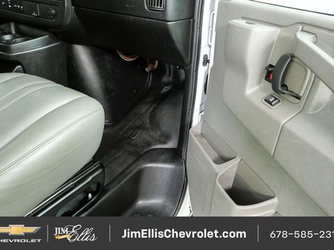 Used 2017 GMC Savana 2500 RWD image 19