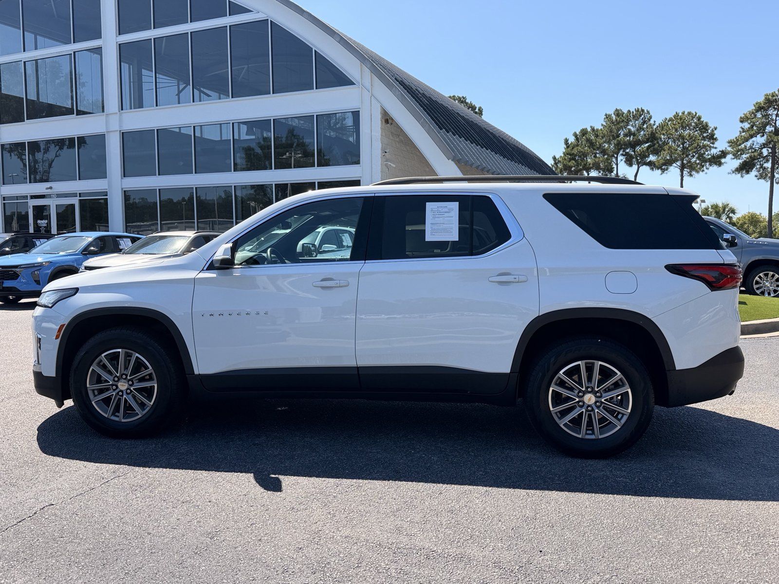 Used 2023 Chevrolet Traverse LT w/ LPO, Cargo Package FWD image 9