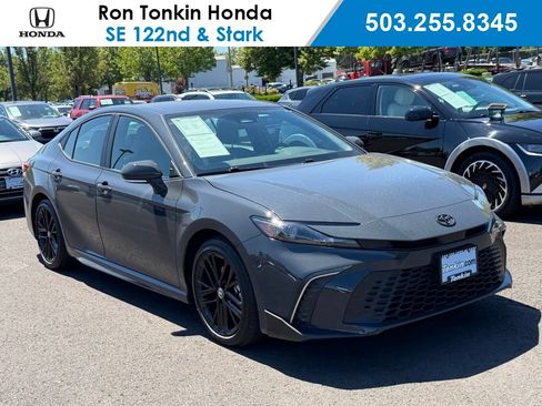 Used 2025 Toyota Camry SE FWD image 1