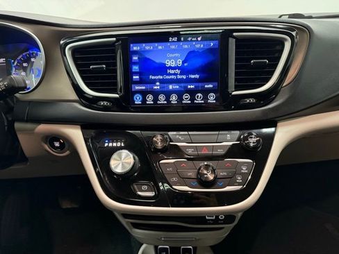 Used 2017 Chrysler Pacifica Touring-L image 16