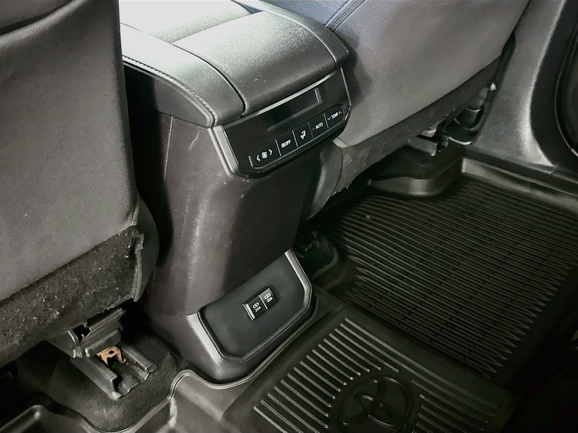 Used 2020 Toyota Highlander L AWD/4WD image 28