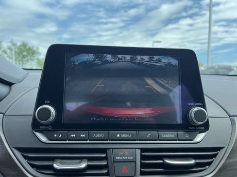 Used 2025 Nissan Altima 2.5 SV FWD image 18