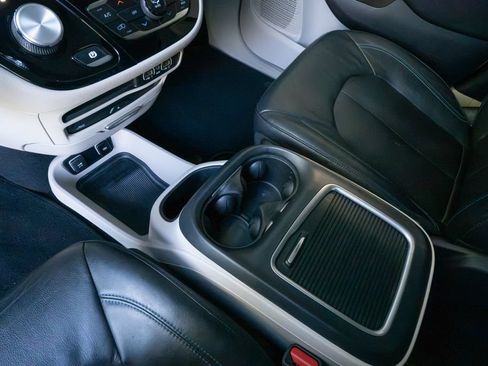 Used 2021 Chrysler Pacifica Touring-L w/ Uconnect Theater Family Group FWD image 10