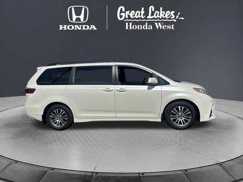 Used 2018 Toyota Sienna XLE Premium FWD image 3