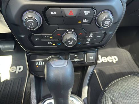 Used 2023 Jeep Renegade Latitude w/ Sun/Sound Group AWD/4WD image 21
