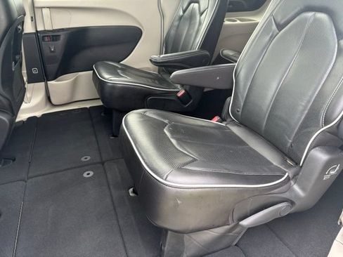 Used 2023 Chrysler Pacifica Limited FWD image 12