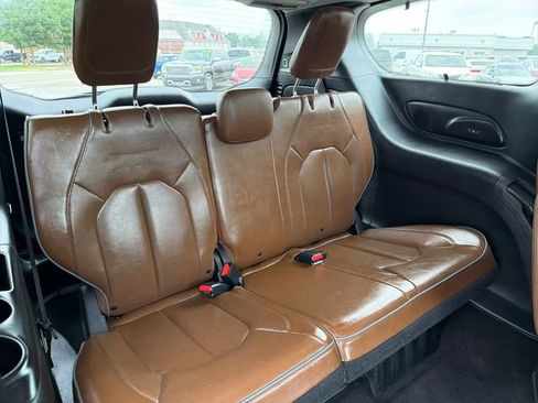 Used 2017 Chrysler Pacifica Limited w/ UConnect Theater Package FWD image 23