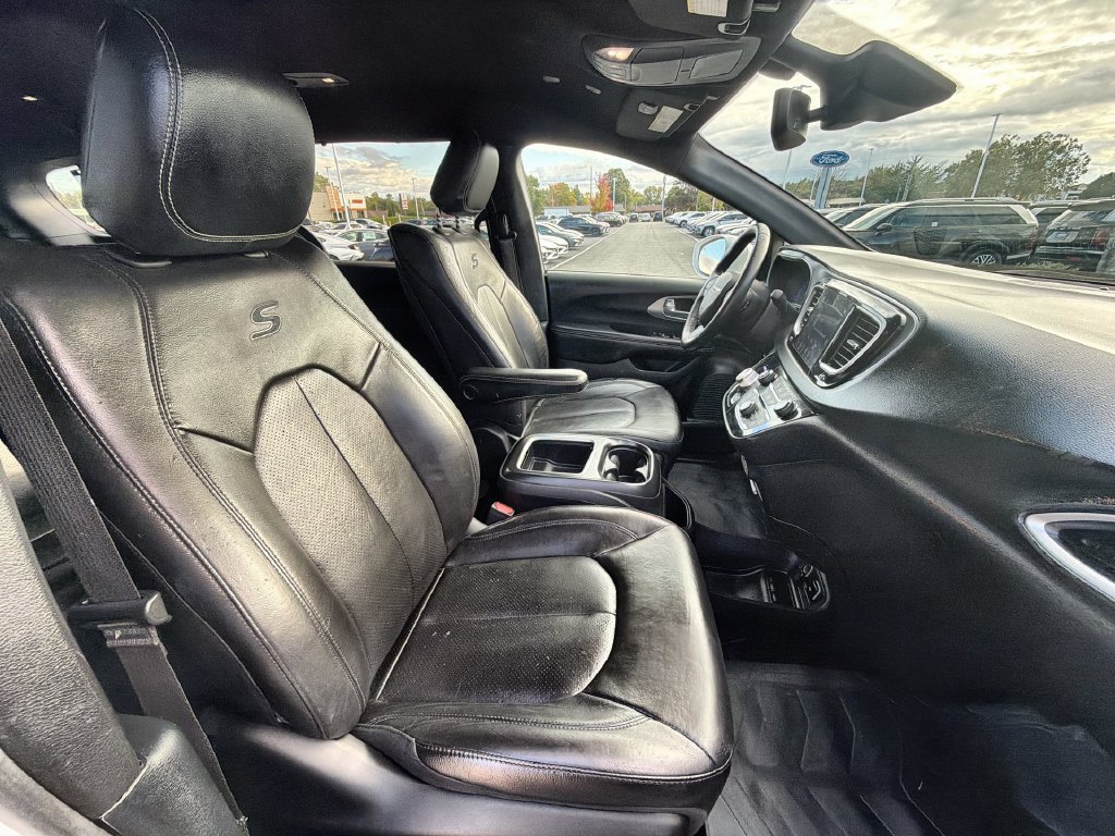 Used 2020 Chrysler Pacifica Touring-L Plus w/ Advanced Safetytec Group FWD image 24