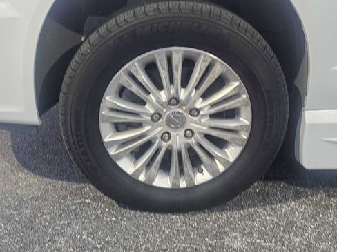 Used 2016 Chrysler Town & Country Limited image 18