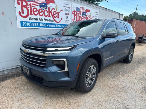 Used 2025 Chevrolet Traverse LT w/ Driver Confidence Package FWD image 6