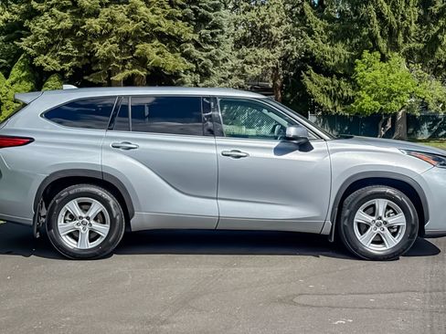Used 2021 Toyota Highlander LE AWD/4WD image 3