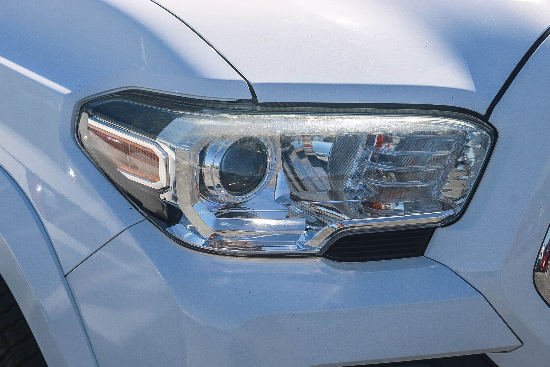 Used 2019 Toyota Tacoma SR5 AWD/4WD image 2