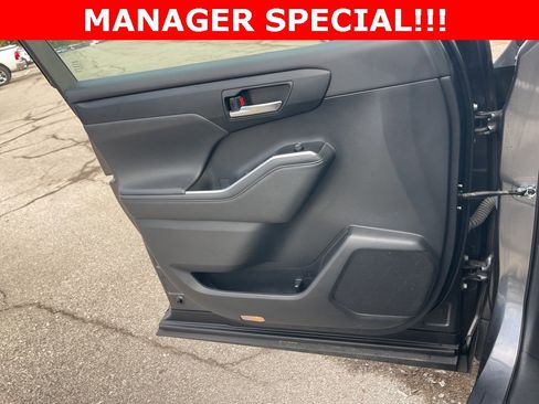 Used 2023 Toyota Highlander XLE image 31