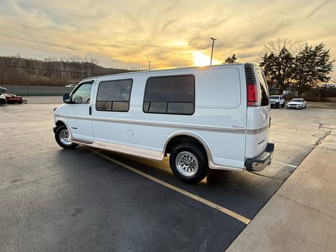 Used 2002 Chevrolet Express 2500 w/ Preferred Equipment Group 2 image 5