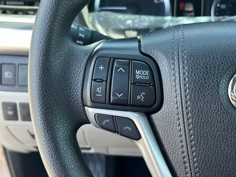 Used 2019 Toyota Highlander LE AWD/4WD image 30