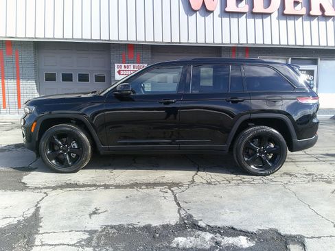 Used 2023 Jeep Grand Cherokee Altitude image 2