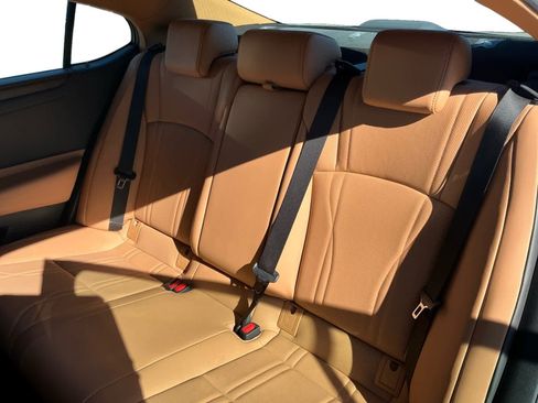 Used 2022 Lexus ES 300h w/ Luxury Package image 13