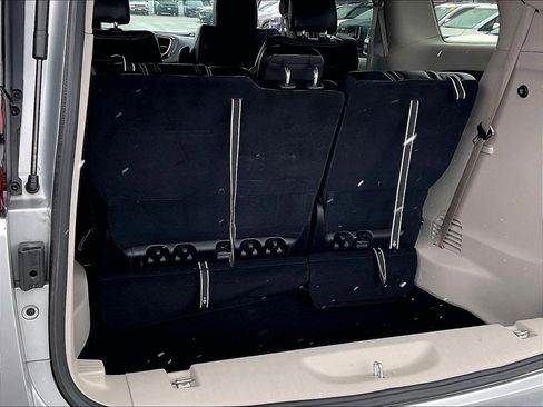 Used 2024 Chrysler Pacifica Touring-L image 33