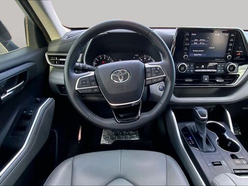 Used 2020 Toyota Highlander XLE FWD image 6
