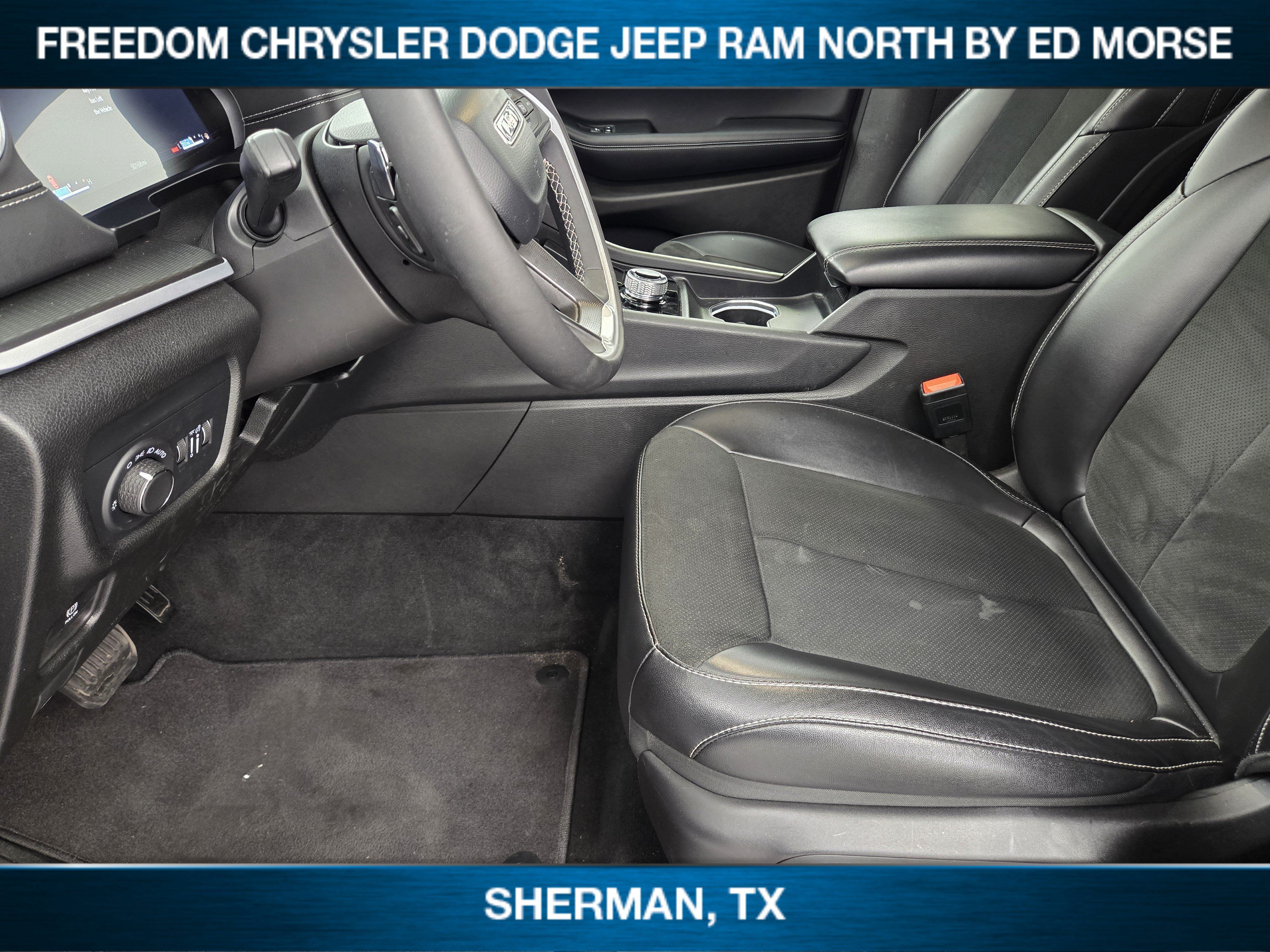 Used 2025 Jeep Grand Cherokee Altitude AWD/4WD image 8