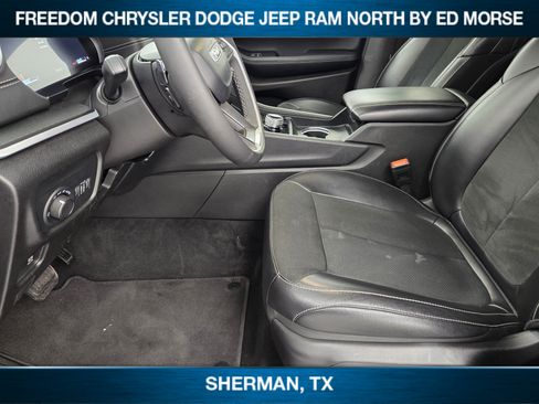 Used 2025 Jeep Grand Cherokee Altitude AWD/4WD image 8