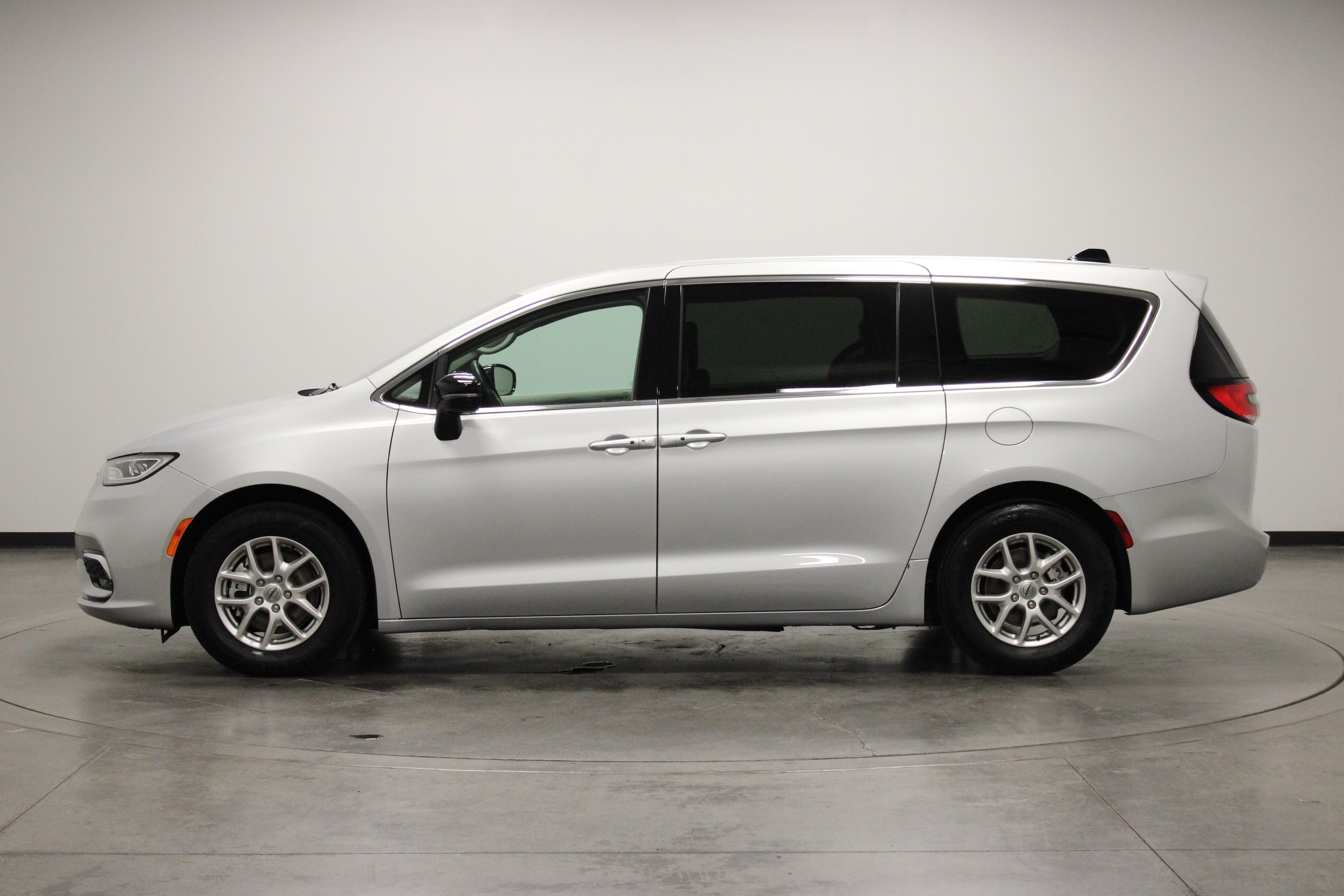 Used 2024 Chrysler Pacifica Touring-L FWD image 5