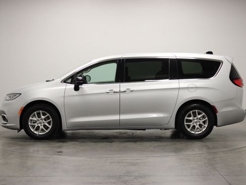Used 2024 Chrysler Pacifica Touring-L FWD image 5