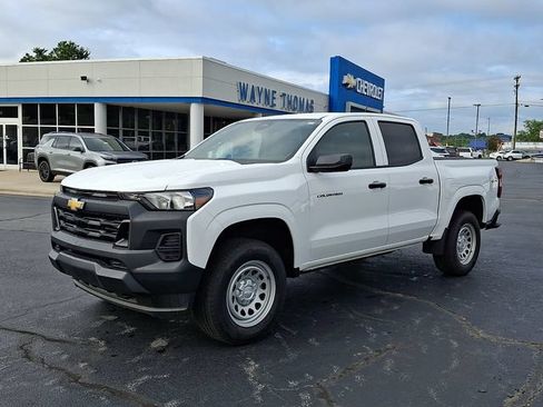 Used 2025 Chevrolet Colorado W/T w/ Advanced Trailering Package AWD/4WD image 3