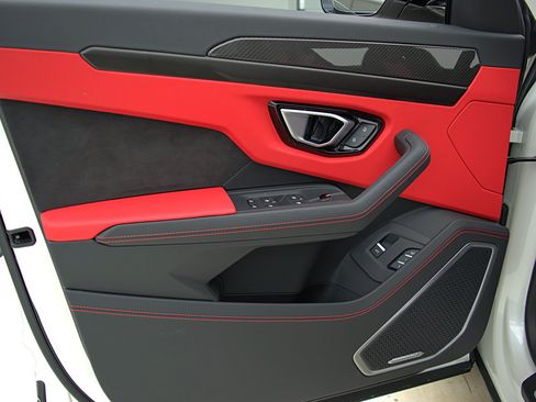 Used 2022 Lamborghini Urus AWD/4WD image 40