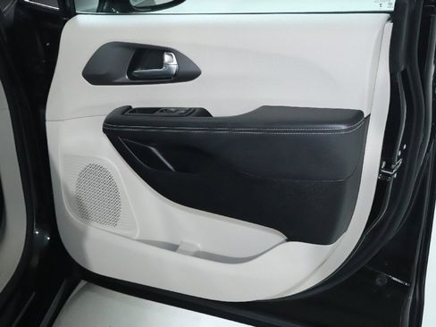 Used 2024 Chrysler Pacifica Touring-L image 33