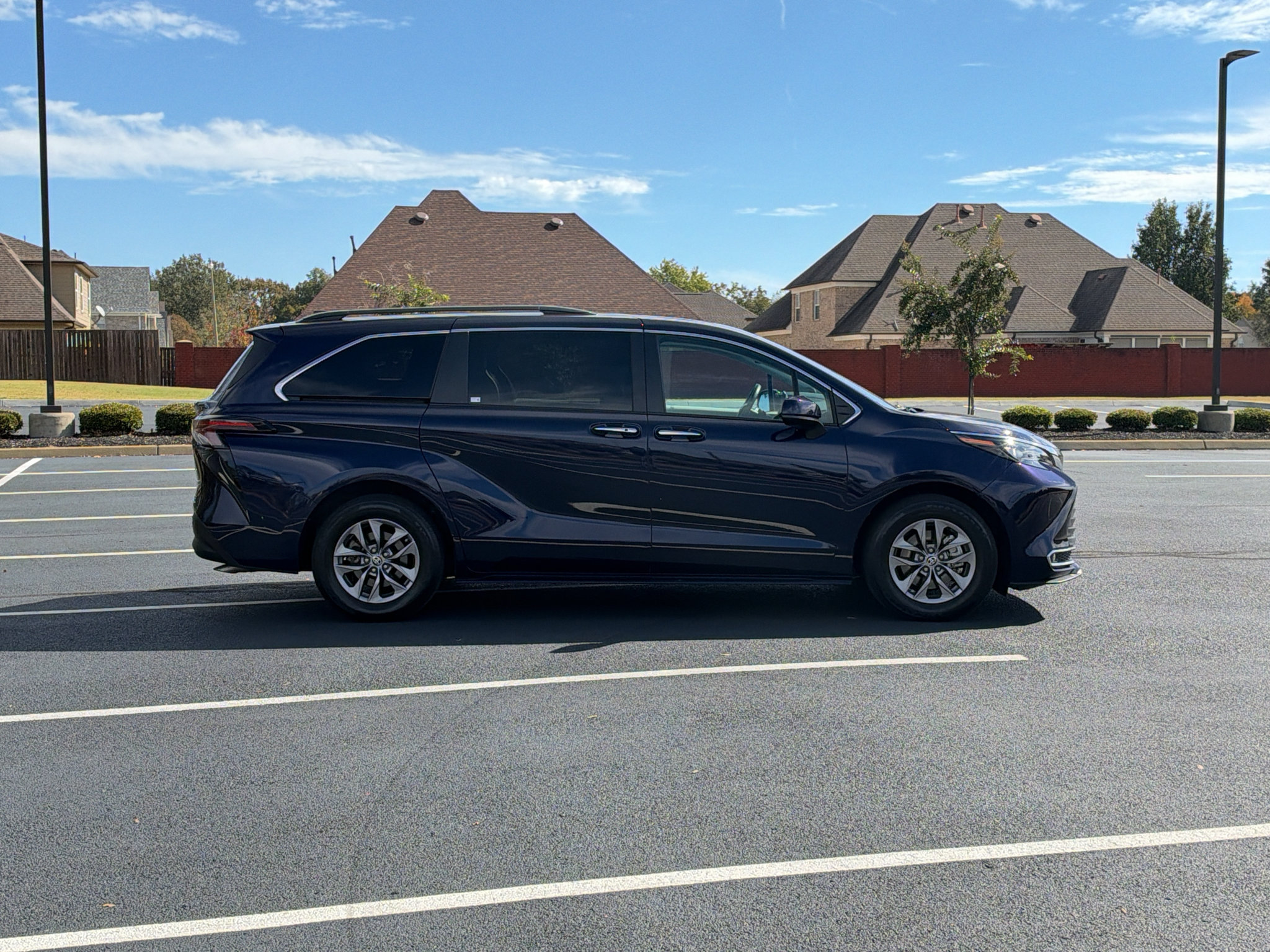 Used 2024 Toyota Sienna XLE w/ XLE Plus Package AWD/4WD image 4
