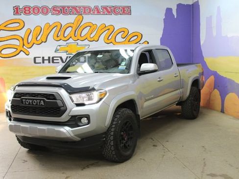 Used 2017 Toyota Tacoma TRD Sport AWD/4WD image 2