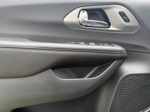 New 2027 Chrysler Pacifica Limited FWD image 25