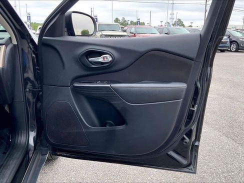 Used 2016 Jeep Cherokee Sport FWD image 22