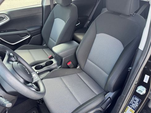 Used 2025 Kia Soul LX w/ LX Technology Package image 34