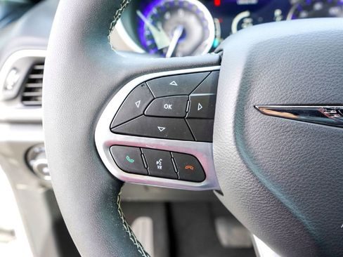 Used 2025 Chrysler Pacifica Select image 14