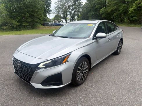 Used 2024 Nissan Altima 2.5 SV w/ SV Premium Package AWD/4WD image 3