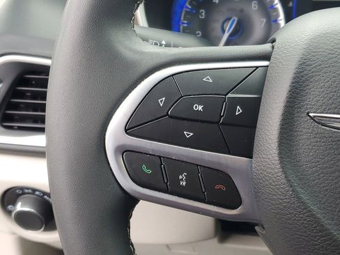 Used 2022 Chrysler Voyager LX image 16