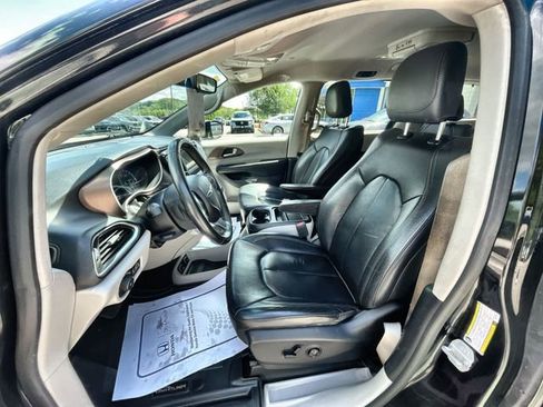 Used 2018 Chrysler Pacifica Touring-L FWD image 15