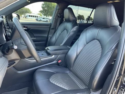 Used 2022 Toyota Highlander XSE FWD image 25