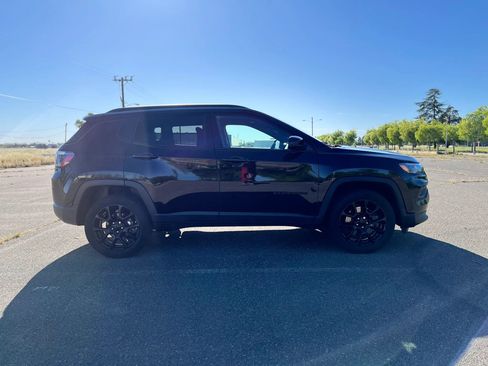 Used 2023 Jeep Compass Latitude image 4