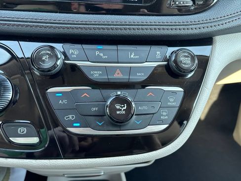 Used 2017 Chrysler Pacifica Limited w/ UConnect Theater Package FWD image 43