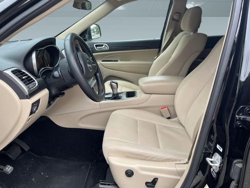 Used 2021 Jeep Grand Cherokee Laredo RWD image 3