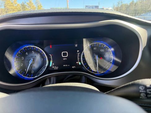 Used 2021 Chrysler Pacifica Touring-L image 9